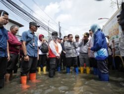 Tinjau Pengungsian Banjir di Rawa Buaya, Gubernur Pramono Serahkan Bantuan dan Tambah Pompa Air