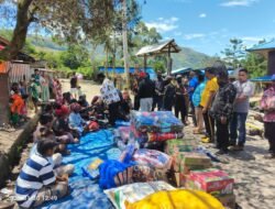 Polres Tolikara Kawal Penyaluran Sembako untuk Pengungsi Kebakaran Giling Batu–Kogome Karubaga