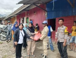 Sat Binmas Polres Tolikara Dampingi Dinas Sosial Salurkan Bantuan Pangan untuk Korban Kebakaran di Karubaga