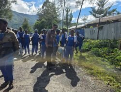 Sat Binmas Polres Tolikara dan Pelajar SMA YPPGI Gelar Kerja Bakti Dukung Gerakan Indonesia ASRI