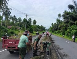 Wujud Nyata Pengabdian TNI, Koramil 04/Dimembe Gotong-Royong Bersama Masyarakat Bersihkan Jalan Utama