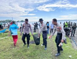 Wujudkan Gerakan Indonesia Asri, Sinergi TNI-Polri dan Pemda Sarmi Gelar Aksi Bersih Pantai Kali Bagre