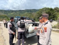 Polres Tolikara dan Dinsos Salurkan Bantuan Sembako bagi Korban Kebakaran di Karubaga