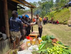Polri Hadir di Saat Duka, Sat Binmas Polres Tolikara Berikan Dukungan Moral dan Bantuan kepada Warga Berduka