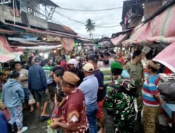 Kembalikan Fungsi Jalan dan Trotoar, Aparat Gabungan TNI, Polri dan Satpol PP Tertibkan Pasar Girian