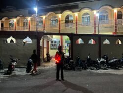 Jaga Kekhusyukan Ibadah, Satlantas Polres Sarmi Kawal Arus Lalu Lintas di Sekitar Masjid