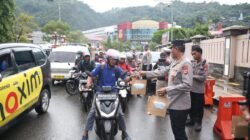 Berbagi Berkah Ramadan, Wakapolda Papua Bersama Ditlantas Bagikan 250 Takjil Gratis untuk Pengguna Jalan
