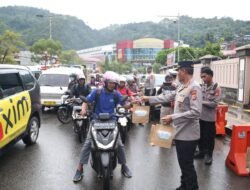 Berbagi Berkah Ramadan, Wakapolda Papua Bersama Ditlantas Bagikan 250 Takjil Gratis untuk Pengguna Jalan