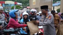 Tebar Berkah Ramadhan, Kapolda Papua dan Dir Reskrimum Turun Langsung Bagikan Takjil kepada Warga Jayapura