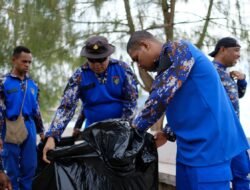 Wujud Kepedulian Lingkungan, Ditpolairud Polda Papua Bersihkan Pantai Dok II Dukung Gerakan ASRI