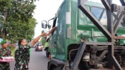 Wujud Kepedulian dan Kebersamaan di Bulan Ramadhan, Dandim 1310/Bitung bersama Anggota dan Persit Kodim 1310/Bitung Berbagi Takjil di Depan Makodim