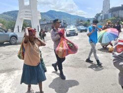 Sat Binmas Polres Tolikara Dampingi Aktivitas Mama-Mama Papua ke Pasar, Perkuat Kehadiran Polri di Tengah Masyarakat