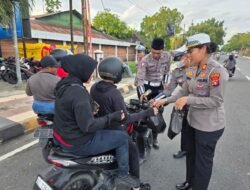 Satlantas Polres Biak Numfor Tebar Kepedulian Ramadhan, Bagikan Takjil dan Edukasi Tertib Lalu Lintas