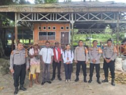 Personel Ditpamobvit Polda Papua Barat Tinjau Lokasi bangunan Pos Pam Pariwisata di Pantai Pasir Putih