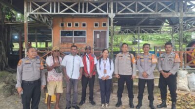 Personel Ditpamobvit Polda Papua Barat Tinjau Lokasi bangunan Pos Pam Pariwisata di Pantai Pasir Putih