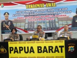 Personel Ditpamobvit Polda Papua Barat Tinjau Lokasi bangunan Pos Pam Pariwisata di Pantai Pasir Putih