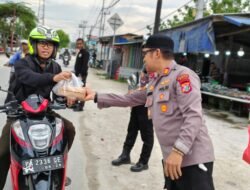 Ramadan Penuh Berkah, Polsek Muara Tami dan Bhayangkari Berbagi 400 Paket Takjil untuk Warga Koya Barat