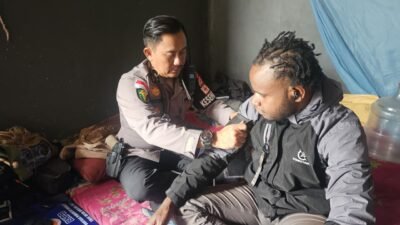 Personel Satgas Keladi Sagu Ops Rasaka Cartenz 2026 Berikan Pelayanan Kesehatan kepada Warga di Wamena