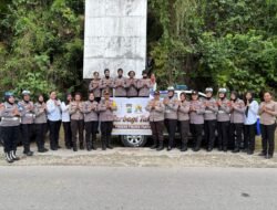 Sapa Warga dengan Senyum, Polwan Polres Fakfak Tebar Kebaikan Lewat Bagi-Bagi Takjil