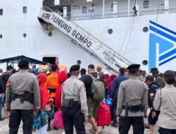 Pengamanan Arus Mudik Lebaran di Pelabuhan Manokwari, Personel Operasi Ketupat Mansinam 2026 Siaga Layani Penumpang Kapal