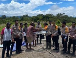 Wujud Kepedulian Polri, Bantuan Seng Diserahkan ke Gereja Katolik Kobakma