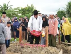 Polda Papua Hadiri dan Ikuti Prosesi Pemakaman Ny. Suwarni Sutarman di Koya Barat
