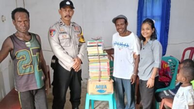 Bhabinkamtibmas Kampung Wamena Salurkan Bantuan Buku dan Dukung Pemberantasan Buta Aksara di Kabupaten Kaimana