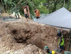 Progres Pesat, TNI dan Warga Rap Rap Gotong Royong Bangun Abutmen Jembatan Perintis Garuda