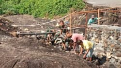 Sinergi TNI, Masyarakat, dan Pekerja, Gotong Royong Bangun Jembatan Beton Atasi Kesulitan Warga Girian Indah