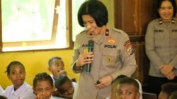 Dalam Rangka Hari Kartini, Polwan Polda Papua Barat Bagikan Tas Untuk Anak Sekolah