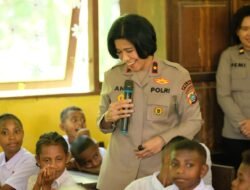 Dalam Rangka Hari Kartini, Polwan Polda Papua Barat Bagikan Tas Untuk Anak Sekolah