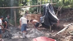 Aktif di Lokasi Pembangunan Jembatan, Babinsa Airmadidi Bawah Bantu Aduk Campuran Semen, Pasir dan Kerikil Bersama Warga dan Pekerja