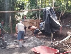 Aktif di Lokasi Pembangunan Jembatan, Babinsa Airmadidi Bawah Bantu Aduk Campuran Semen, Pasir dan Kerikil Bersama Warga dan Pekerja