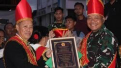 Dandim 1310/Bitung Terima Pengukuhan Gelar Adat Tonsea Minahasa pada Parade Nusantara Kota Bitung Peringati Harkitnas Ke-118 Tahun 2026