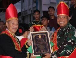 Dandim 1310/Bitung Terima Pengukuhan Gelar Adat Tonsea Minahasa pada Parade Nusantara Kota Bitung Peringati Harkitnas Ke-118 Tahun 2026