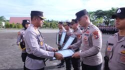 Kapolda Papua Barat Beri Penghargaan Kapolri Kepada Personil dan Satker Berprestasi