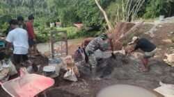 Demi Terwujudnya Impian Warga, Babinsa dan Warga Rap-Rap Kebut Struktur Angkur Jembatan Perintis Garuda