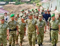 Wapang TNI Tinjau Yonif TP 842/Badak Sakti, Dukung Pertahanan dan Ekonomi Daerah