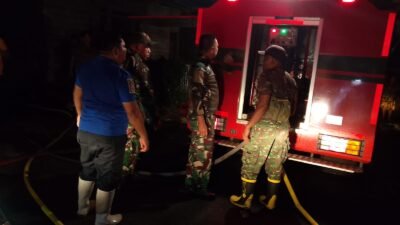 Aksi Cepat Unit Damkar Kodim 1310/Bitung Bantu Padamkan Kebakaran Tiga Rumah Warga