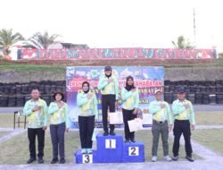Perkuat Sinergitas TNI-Polri, Polwan Polda Papua Barat dan Kowad Kodam XVIII/Kasuari Gelar Ekshibisi Menembak Persahabatan