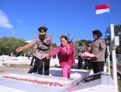 Polda Papua Barat Gelar Ziarah Rombongan dan Upacara Tabur Bunga di Laut dalam Rangka Menyambut Hari Bhayangkara ke-80