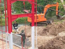 Tetap Semangat, TNI dan Warga Kebut Pembangunan Jembatan Perintis Garuda di Kelurahan Rap-Rap