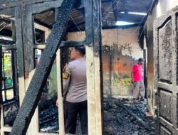 Respons Cepat Layanan 110, Polres Teluk Bintuni Terjunkan Personel dan Mobil AWC Jinakkan Api di Kampung Lama