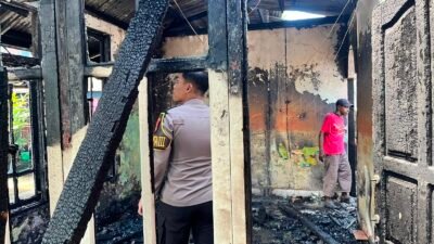 Respons Cepat Layanan 110, Polres Teluk Bintuni Terjunkan Personel dan Mobil AWC Jinakkan Api di Kampung Lama