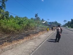 Respon Cepat Musim Kemarau Dan Karhutla: Awc Polres Teluk Bintuni Padamkan Kebakaran Lahan di Jalan Poros Tuasai
