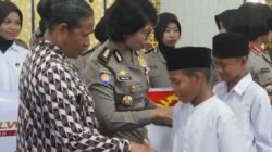 Sambut HUT ke-78 Polwan RI, Polwan Polda Papua Barat Salurkan Al-Qur’an dan Gelar Ibadah Bersama di Masjid Al-Muhajirin