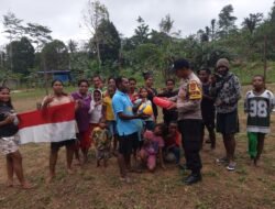 Jelang HUT ke-81 RI, Bhabinkamtibmas Polres Kaimana Berbagi Bola untuk Warga Binaan