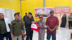Satbrimob Polda Papua Barat dan Yayasan Peduli Kasih Bagikan Ratusan Paket Sembako di HUT Ke-81 RI