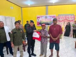 Satbrimob Polda Papua Barat dan Yayasan Peduli Kasih Bagikan Ratusan Paket Sembako di HUT Ke-81 RI