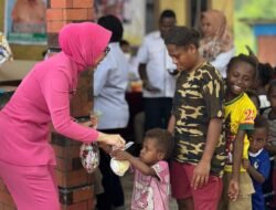 Bhayangkari Peduli Sambut HKGB ke-74, Ketua Bhayangkari Cabang Teluk Bintuni Kunjungi Posyandu Moskona Utara